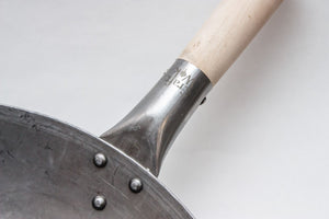 Craft Wok Flacher handgehämmerter Karbonstahl Pow Wok mit Holz- und Stahlgriff (30,5 cm, flacher Boden) / 731W316-12in